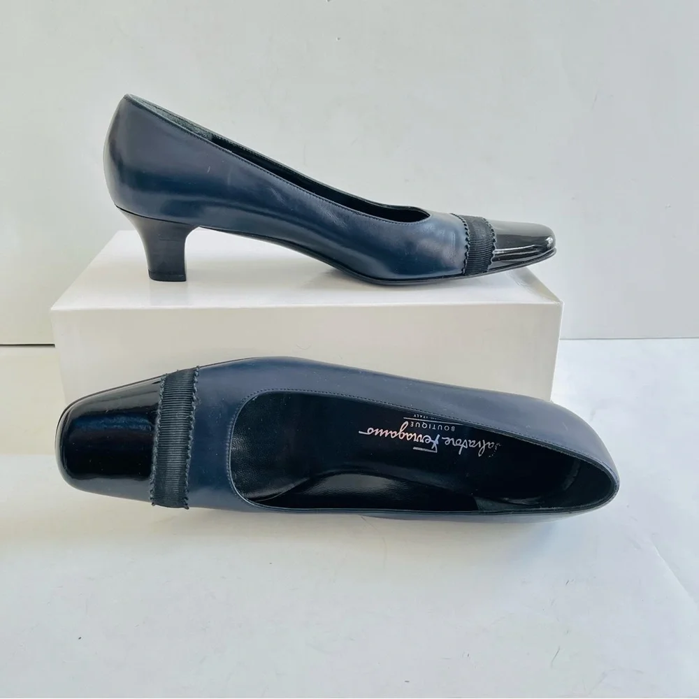 Ferragamo narrow 2A navy blue low pumps 8AA